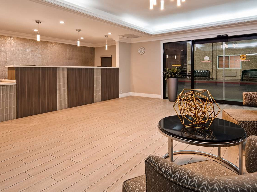 安大略机场贝斯特韦斯特普勒斯酒店主图