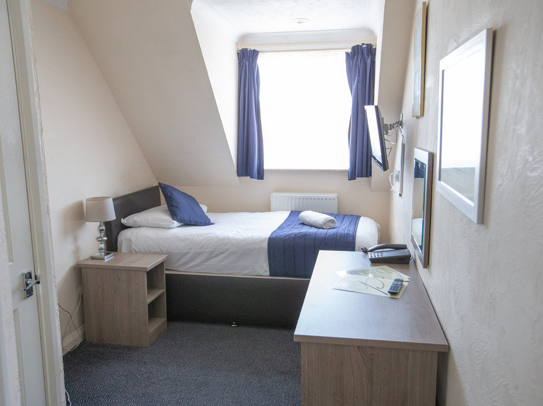 Gatwick Corner House Hotel主图