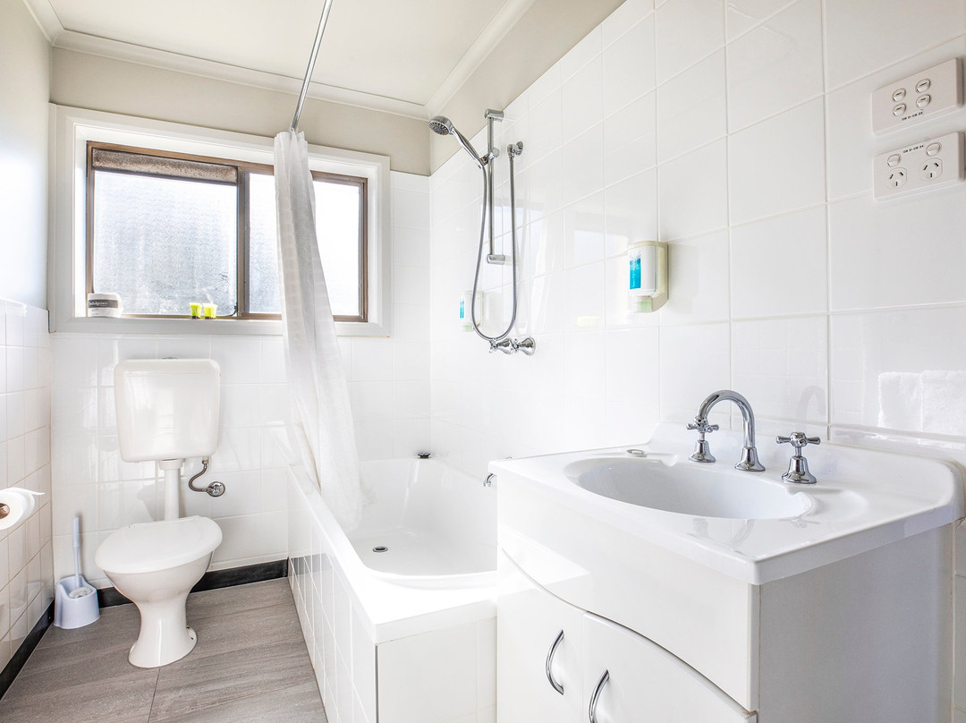 Nightcap at Riverside Hotel主图