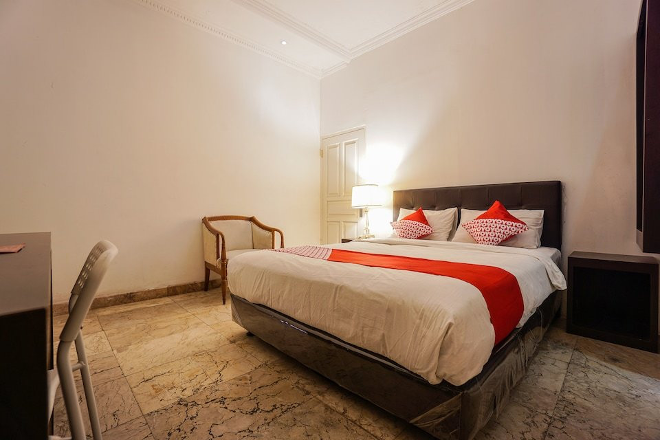 The White House Hotel主图