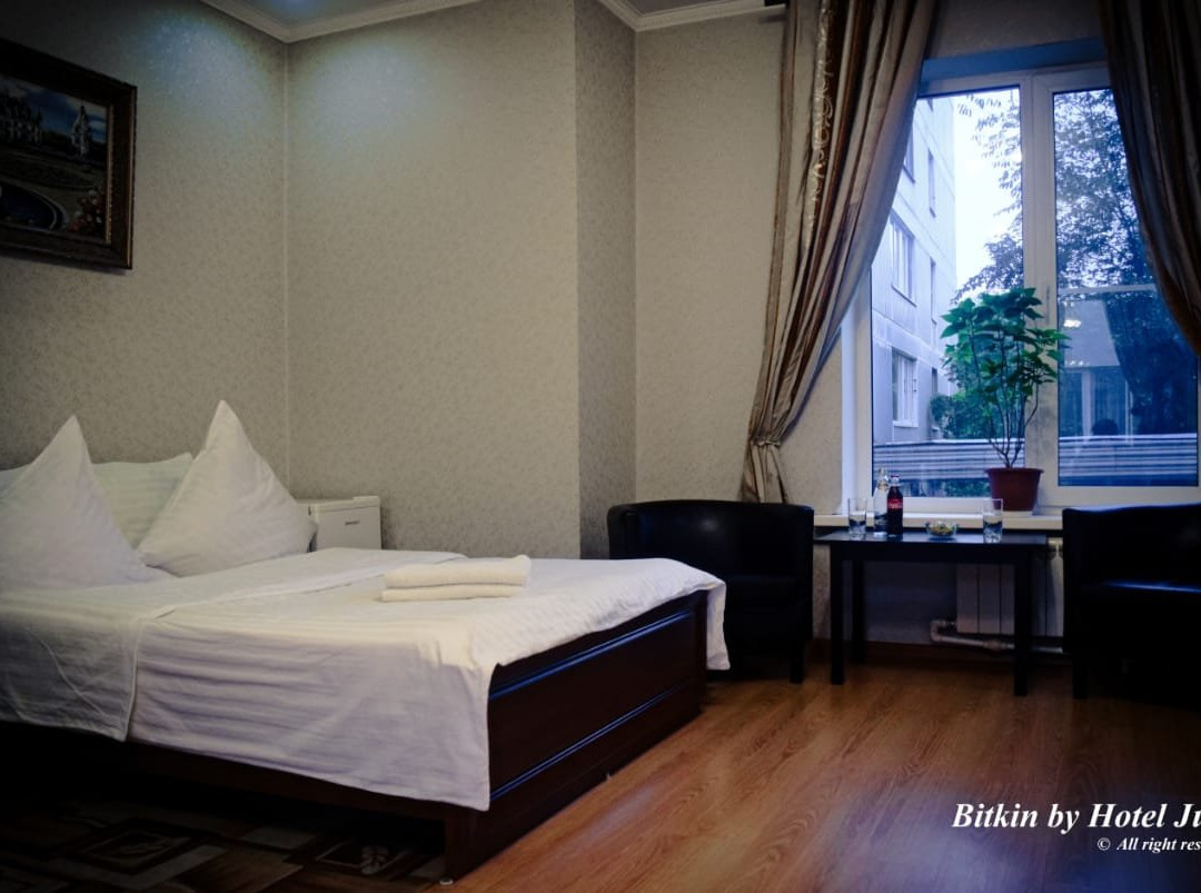 July Hotel主图