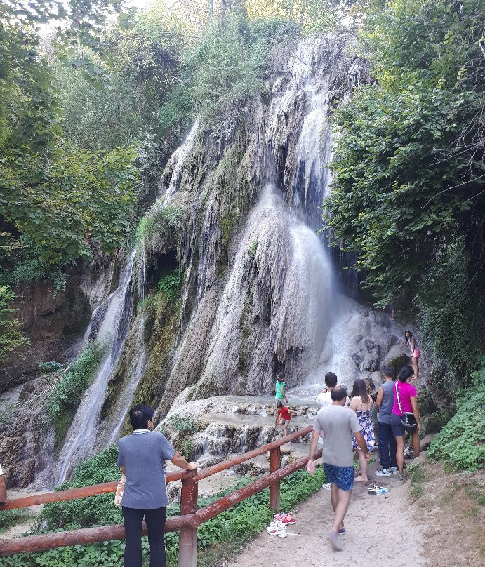 Clocota Waterfalls景点图片