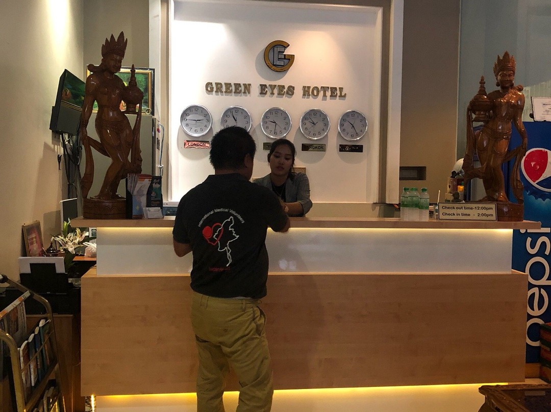 Green Eyes Hotel主图