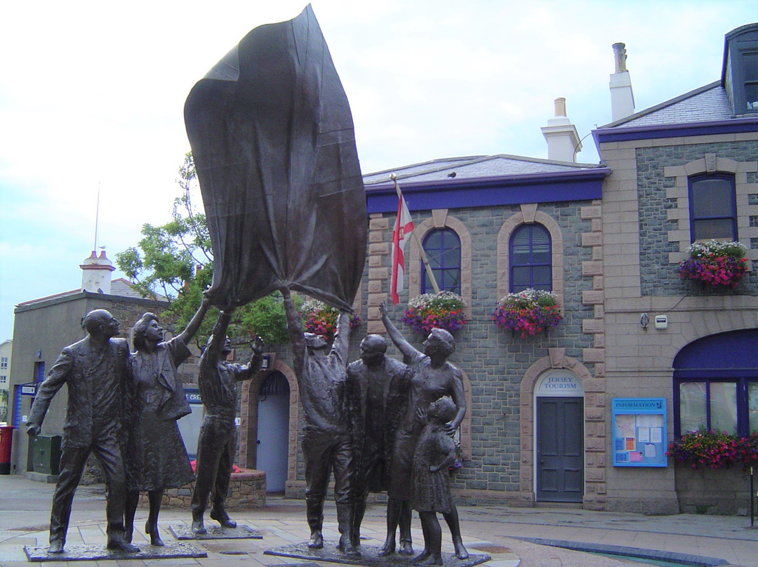 Liberation Sculpture-St. Helier必去景点