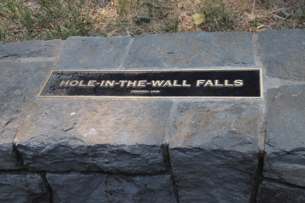 Hole-in-the-Wall Falls景点图片