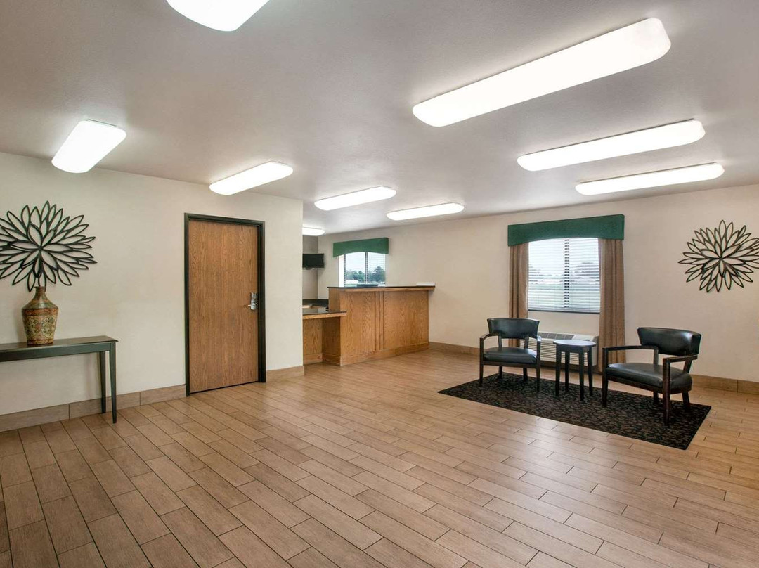 Travelodge by Wyndham Livonia主图