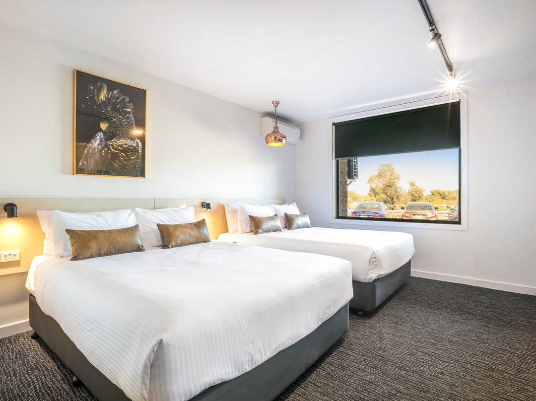 Nightcap at Westside Hotel主图