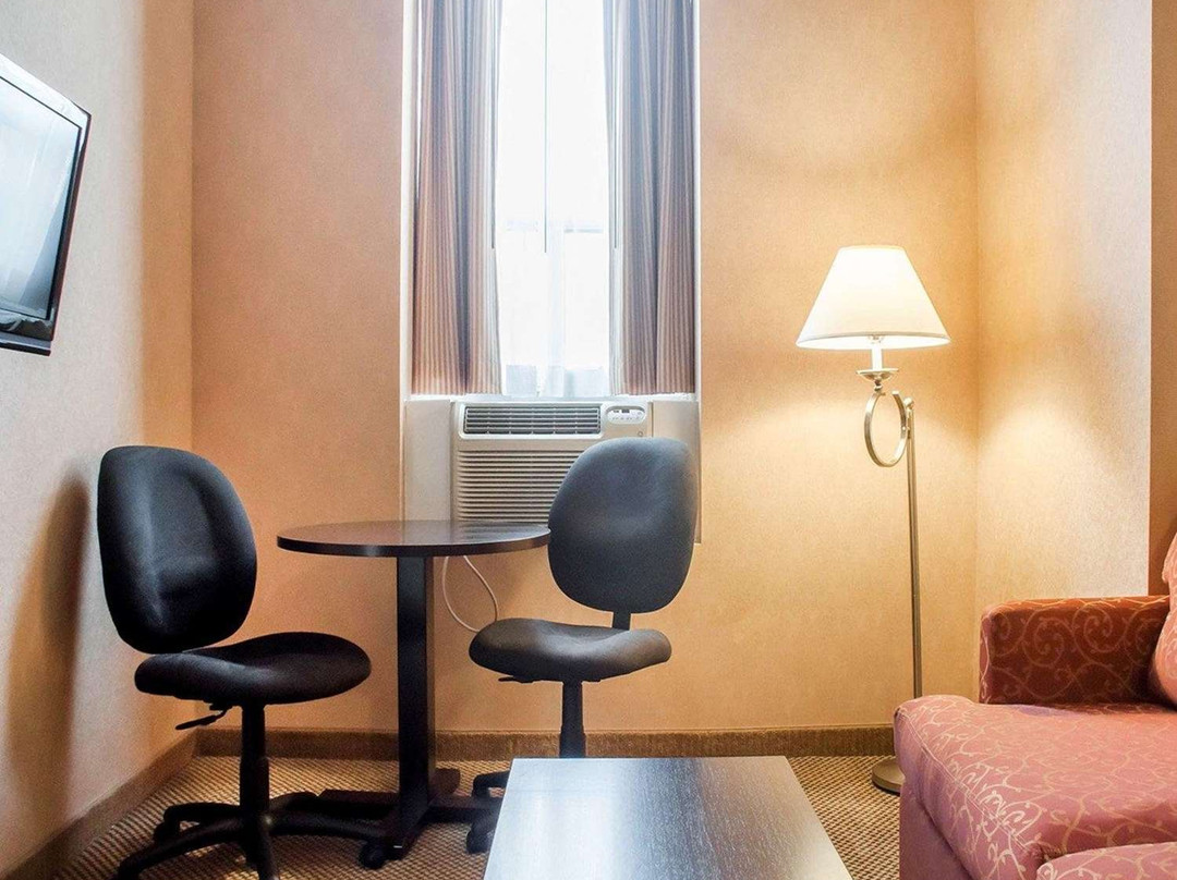 Woodstock Inn and Suites主图