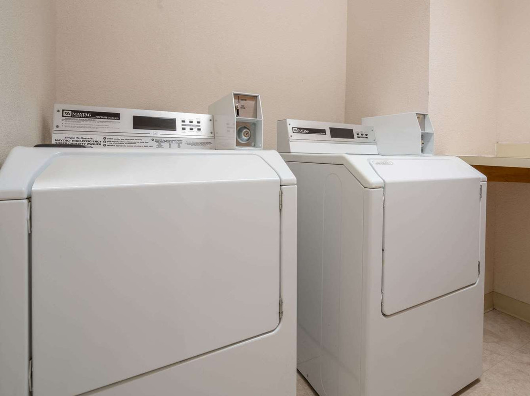 Super 8 by Wyndham Menomonie WI主图