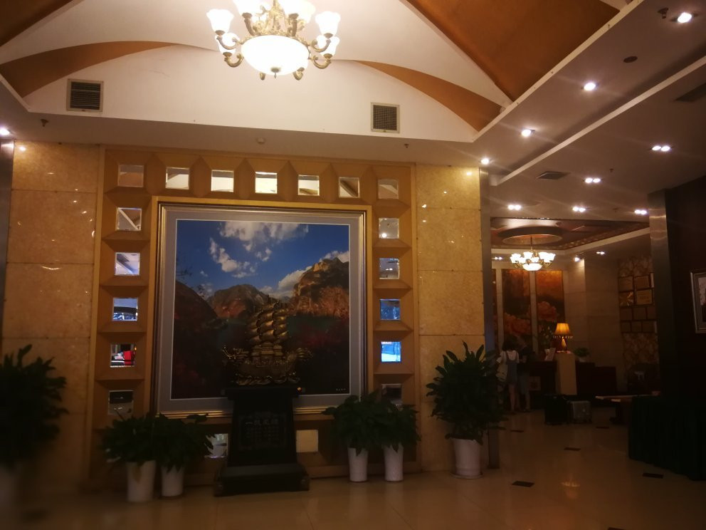 鸿都大酒店主图