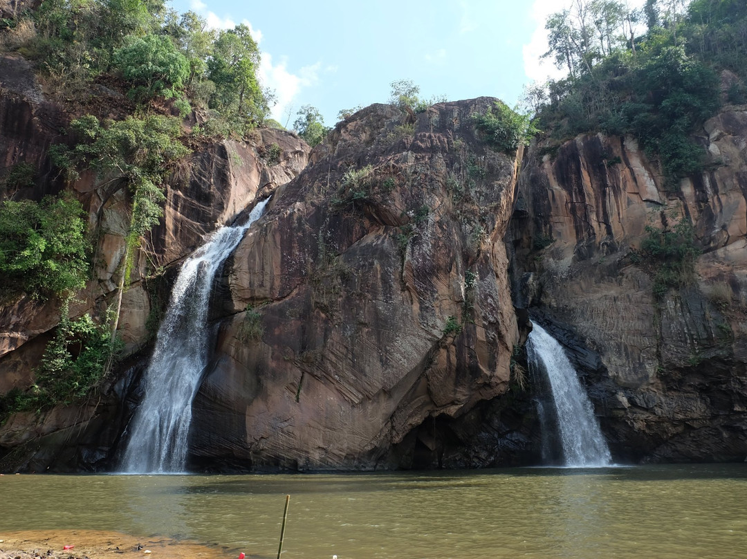 Chat Trakan Waterfalls景点图片