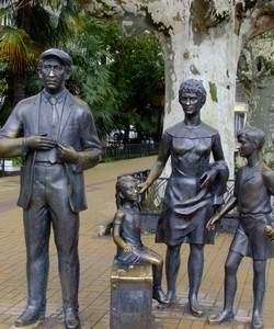 Monument to the Characters of Movie Brilliantovaya Ruka景点门票图片