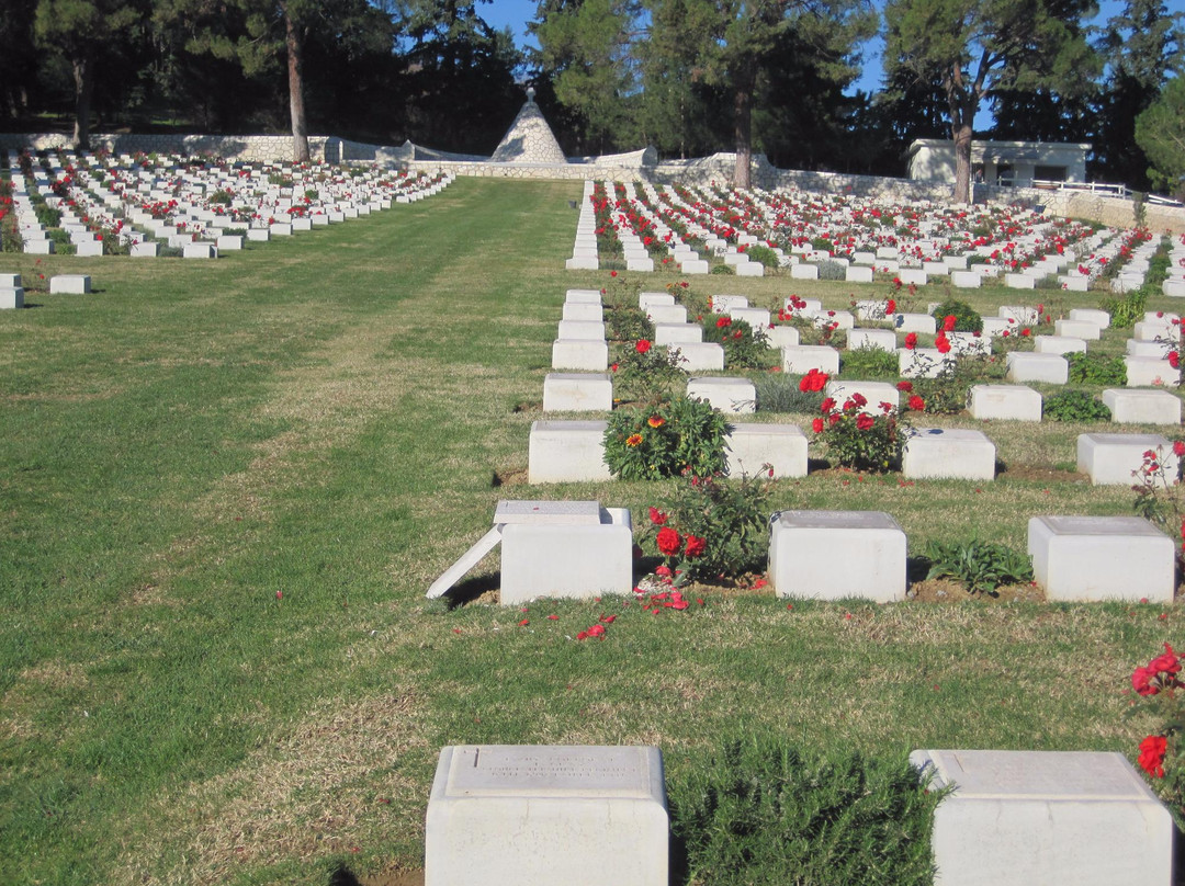 Karasouli Military Cemetry景点图片