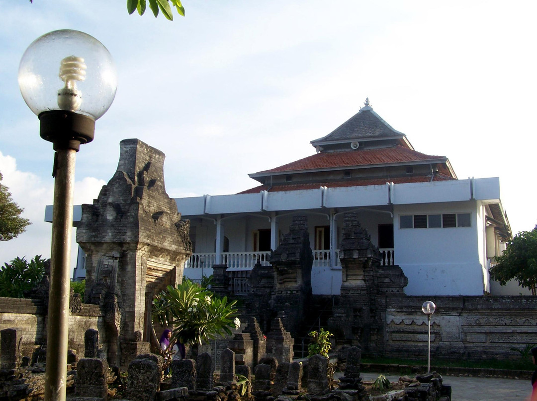 Sunan Drajad Graveyard-Paciran必去景点