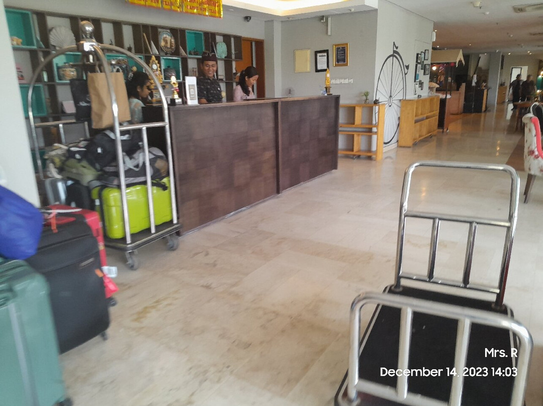 登巴萨金色郁金香基本酒店主图