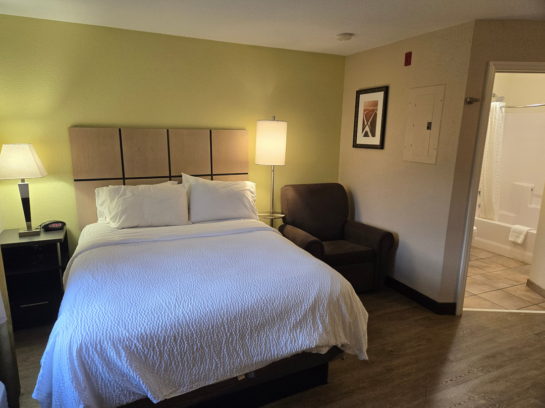 落基山烛木套房酒店主图