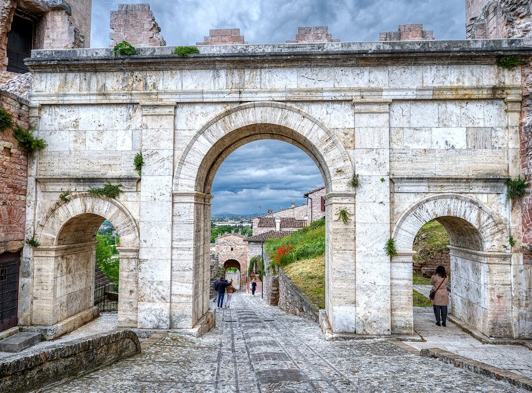 Torri di Properzio e Porta Venere景点图片