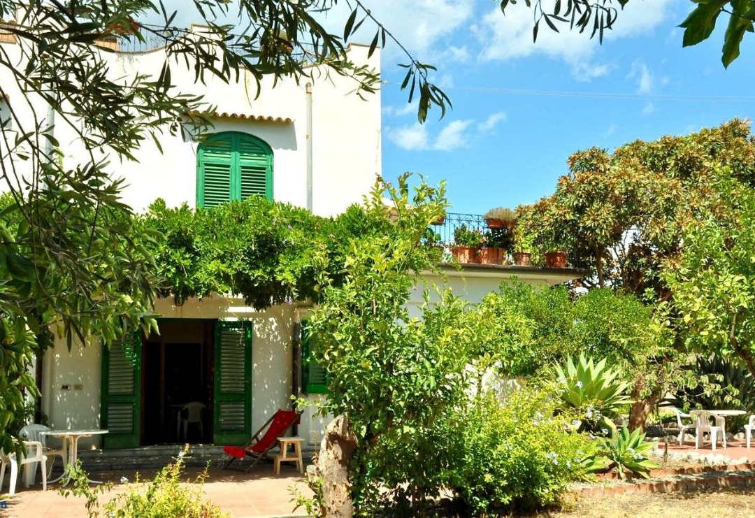 Seafront Apartments Garden House