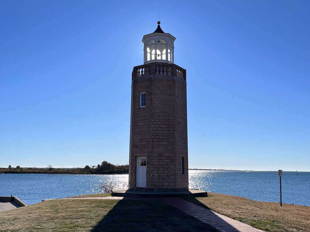 Avery Point Light景点图片