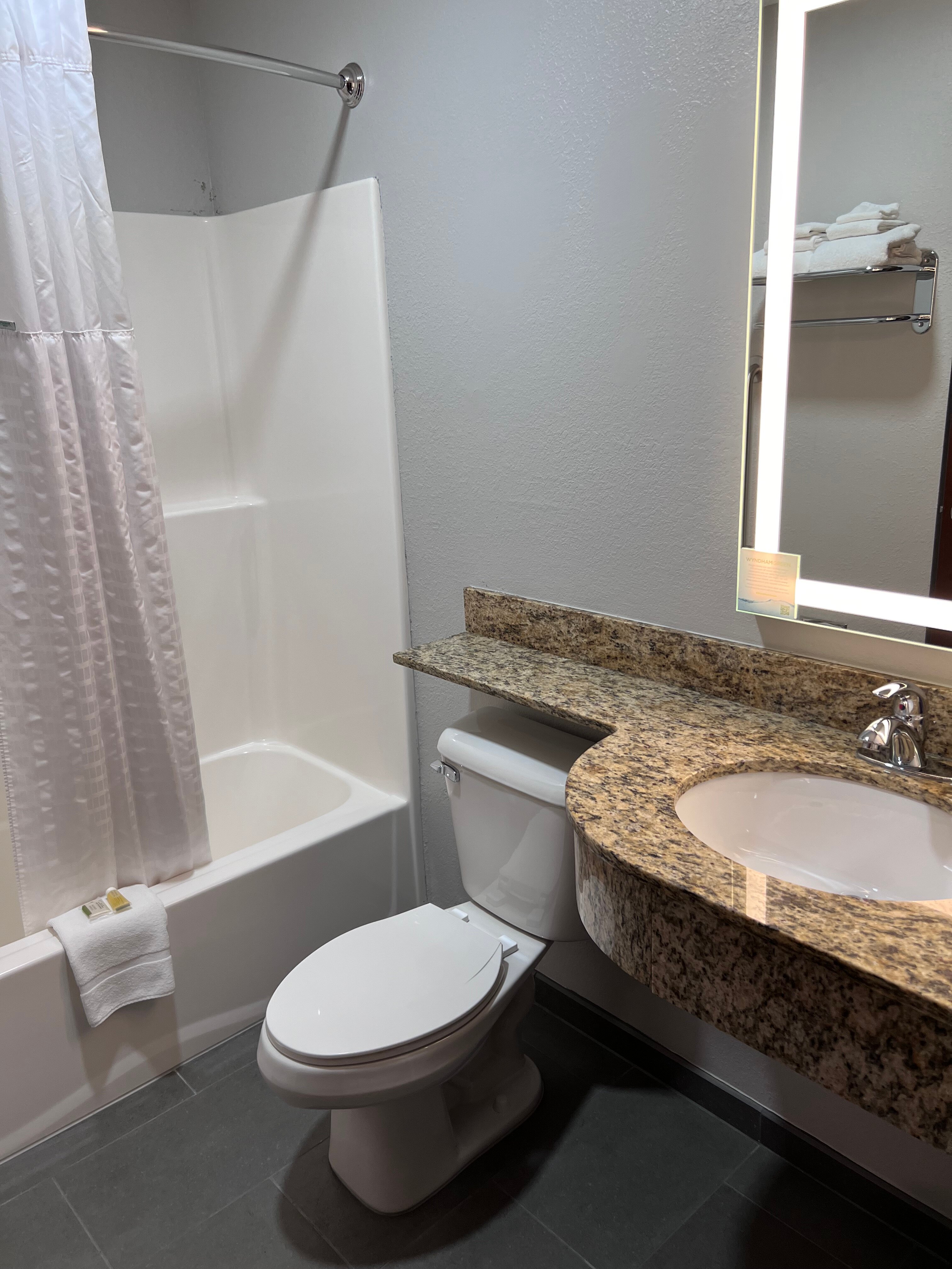 Microtel Inn & Suites by Wyndham Wheeling at Highlands-浴室