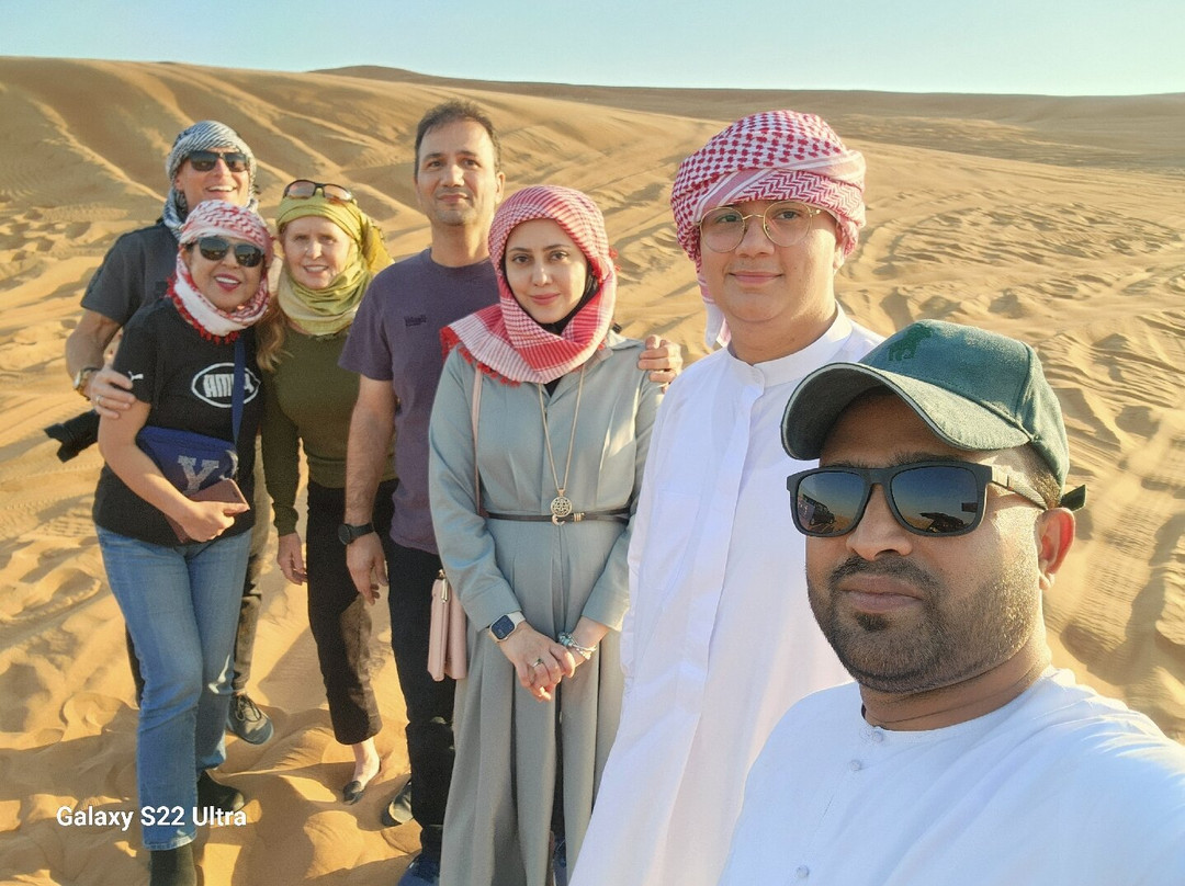 Dubai Desert Safari 4x4 Pickup Red Dunes BBQ and Live Show景点图片