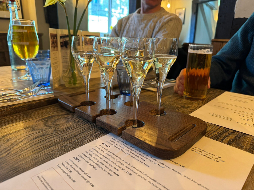 The Woolpack Hotel主图