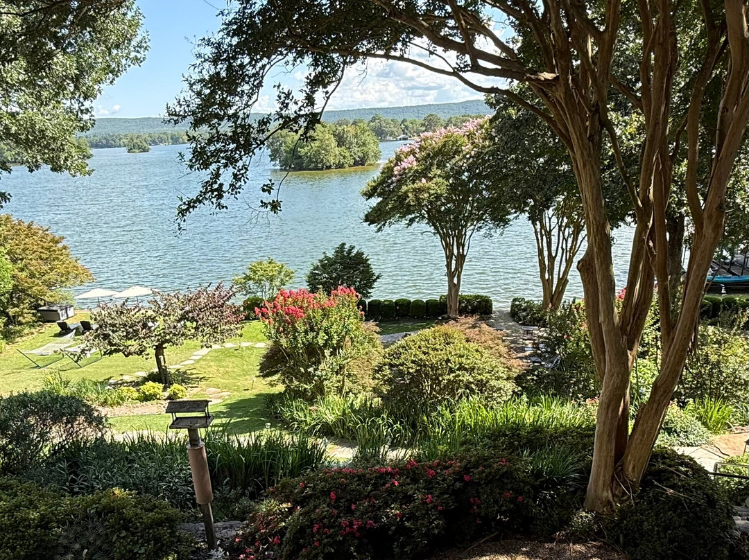 Lookout Point Lakeside Inn主图