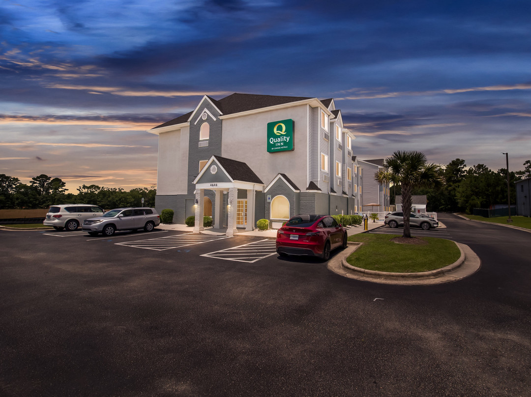 近海岛海滩的沙洛特品质酒店主图