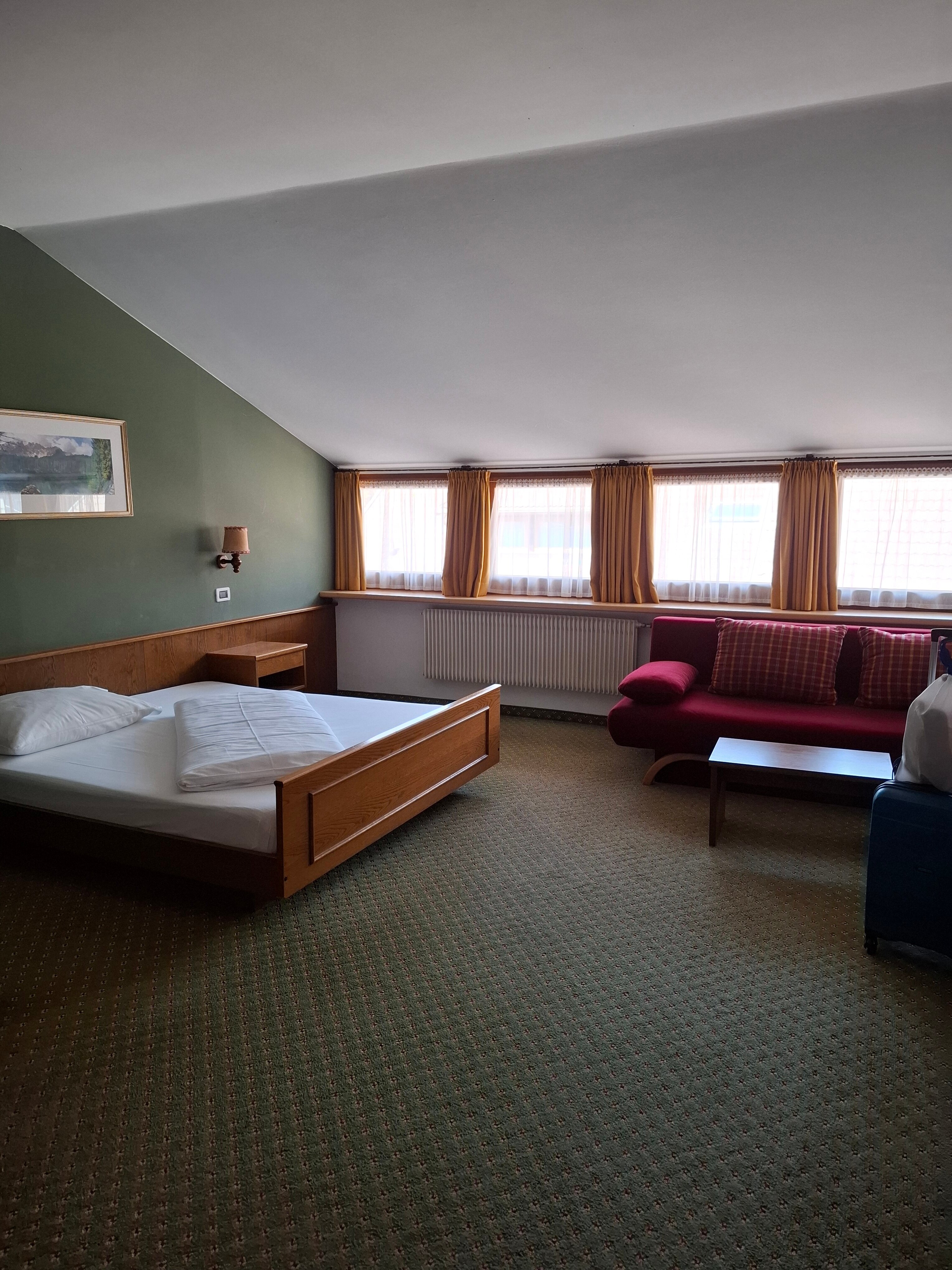 River Hotel Post-官方