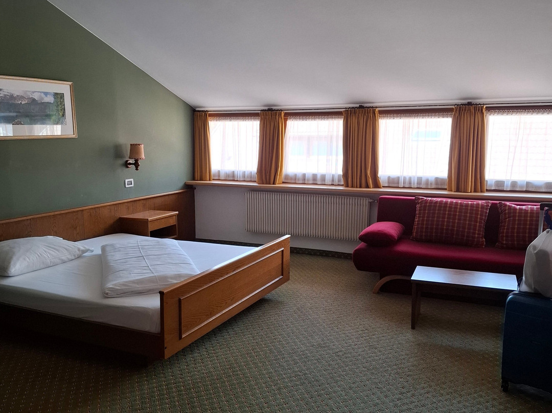 River Hotel Post主图