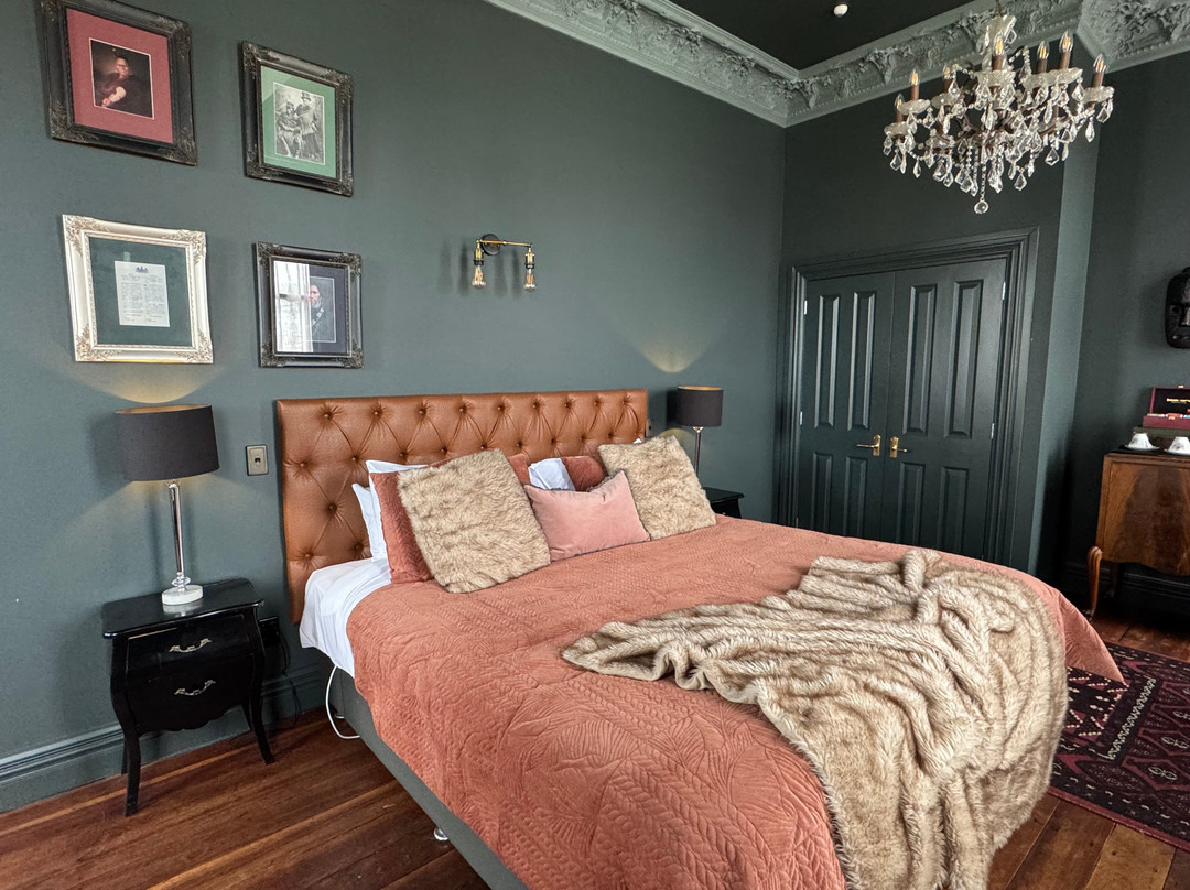 The Royal Hotel主图