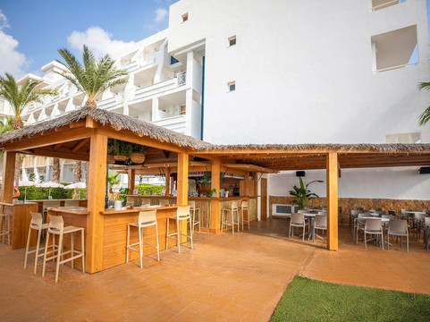 瑟维集团滨海马尔酒店主图