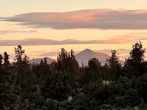 鹰冠度假酒店主图