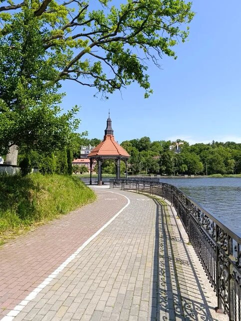 Sculpture "Girl Reading a Fairy Tale"-斯韦特洛戈尔斯克必去景点