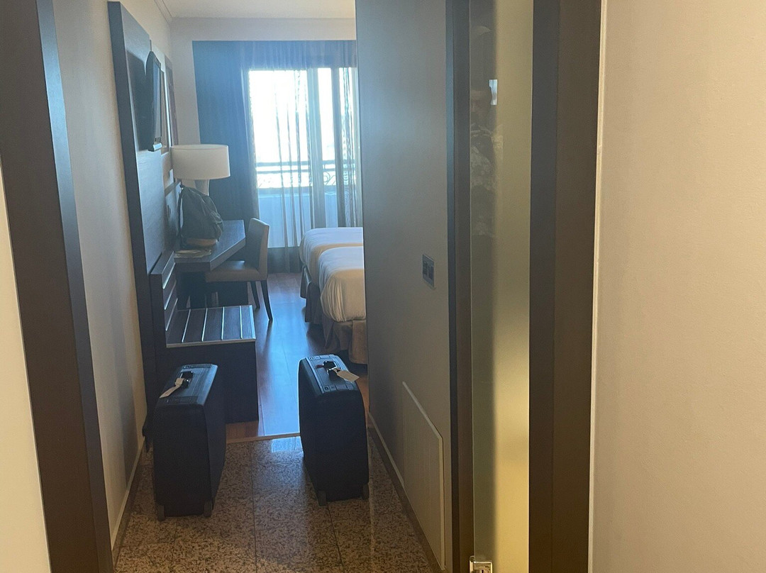 鲁纳德格拉纳达服务大酒店主图