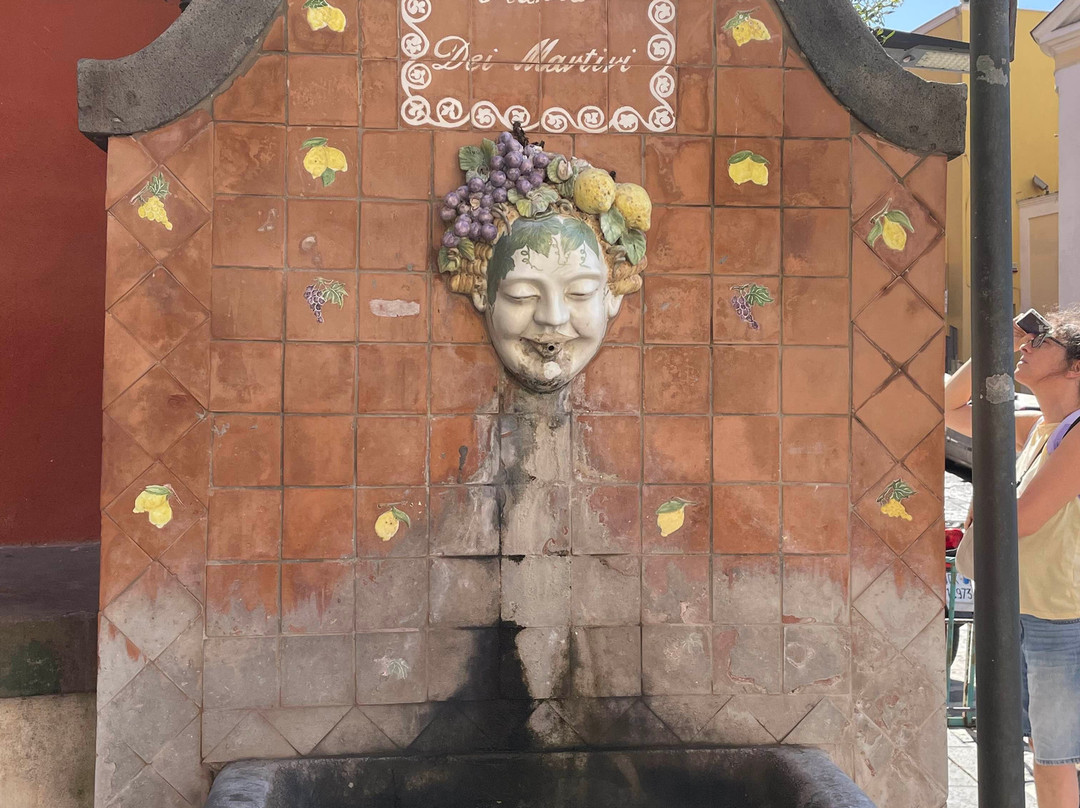 Piazza dei Martiri (Semmarezio)-普罗奇达必去景点