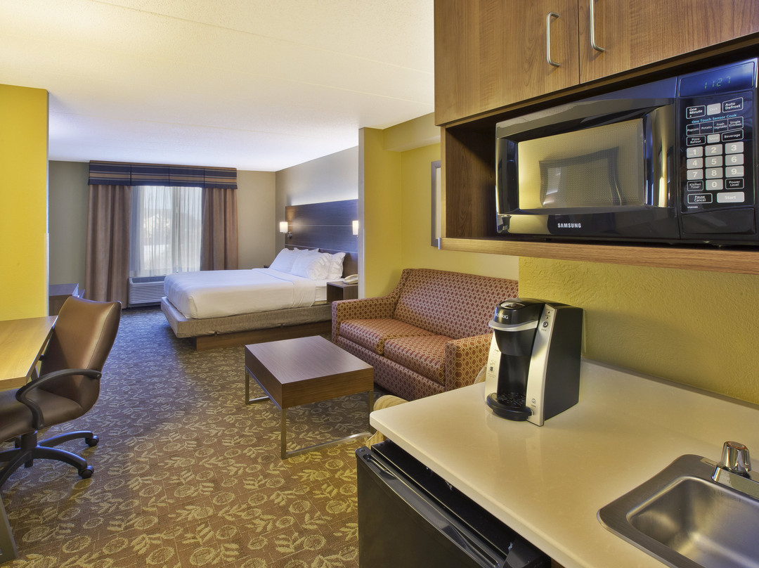Holiday Inn Express & Suites Fort Wayne by IHG主图