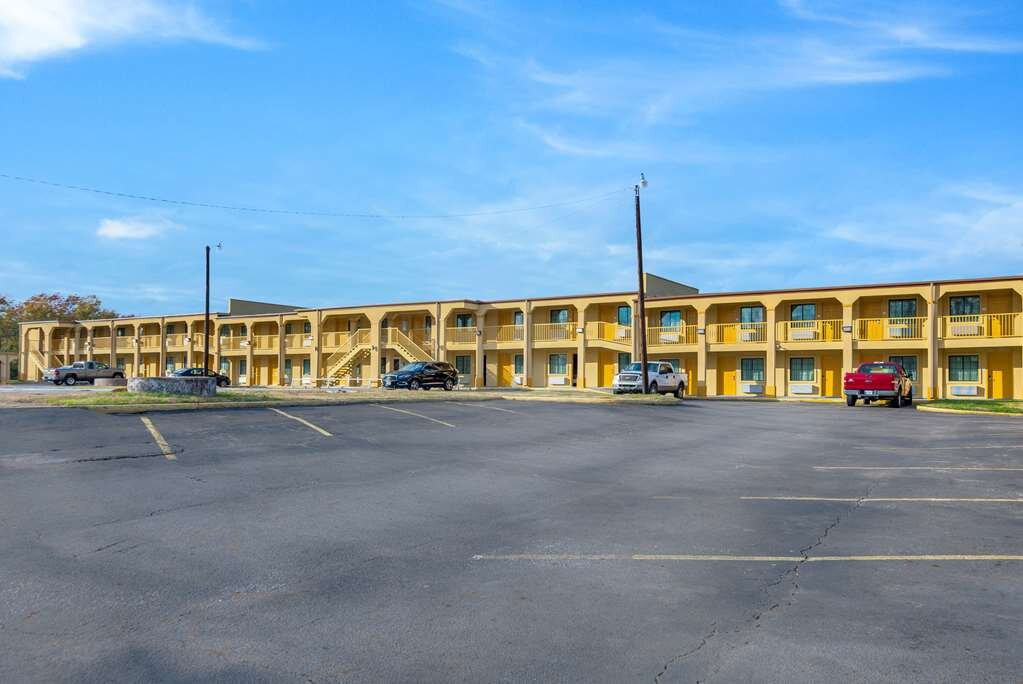 Super 8 by Wyndham Palestine TX主图