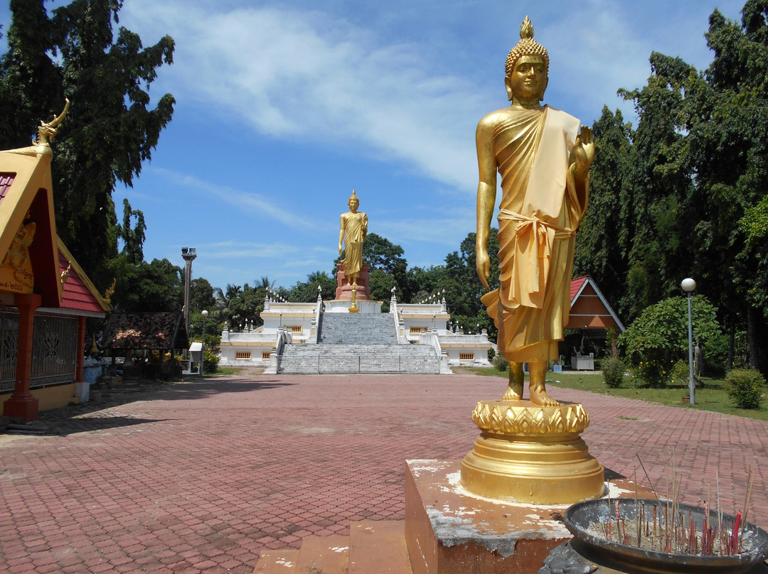 Wat Pikulthong Standing Buddha景点图片