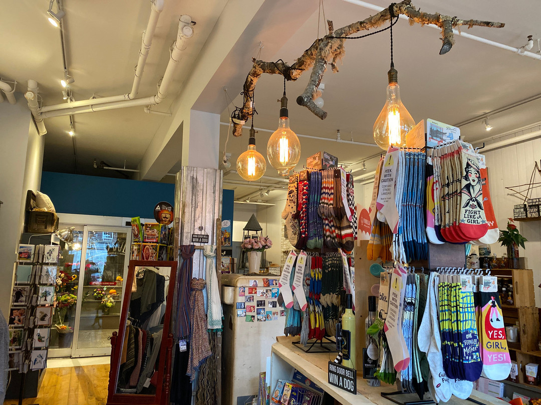 Halladay's Flowers & Gifts-贝洛斯福尔斯必去景点