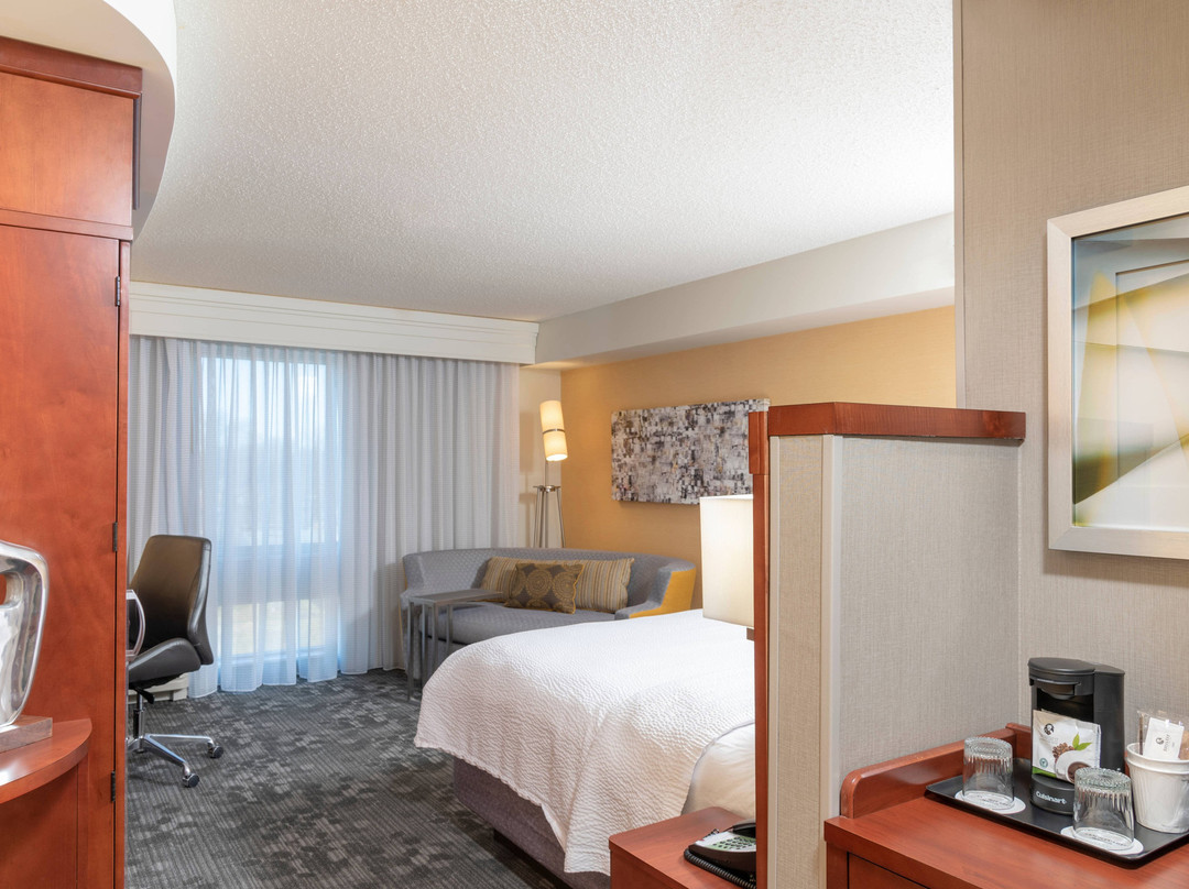 Courtyard by Marriott Milwaukee Airport主图