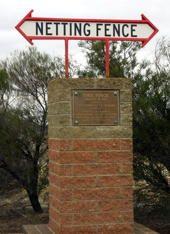 Dog Netting Fence Monument-Culgoa必去景点