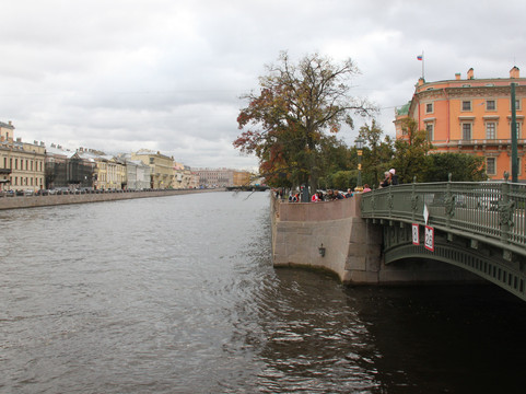 Statue of Chizhik-Pyzhik-圣彼得堡必去景点