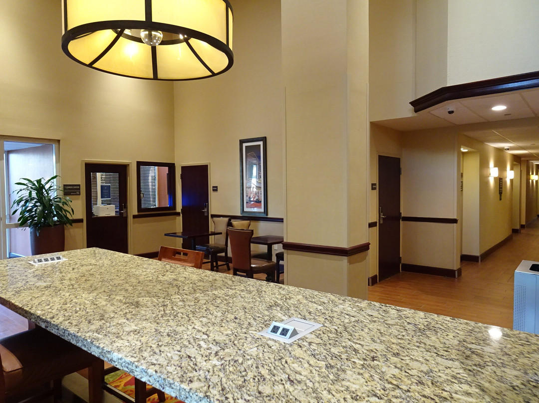 夏洛特维尔大学希尔顿恒庭旅馆&套房酒店主图