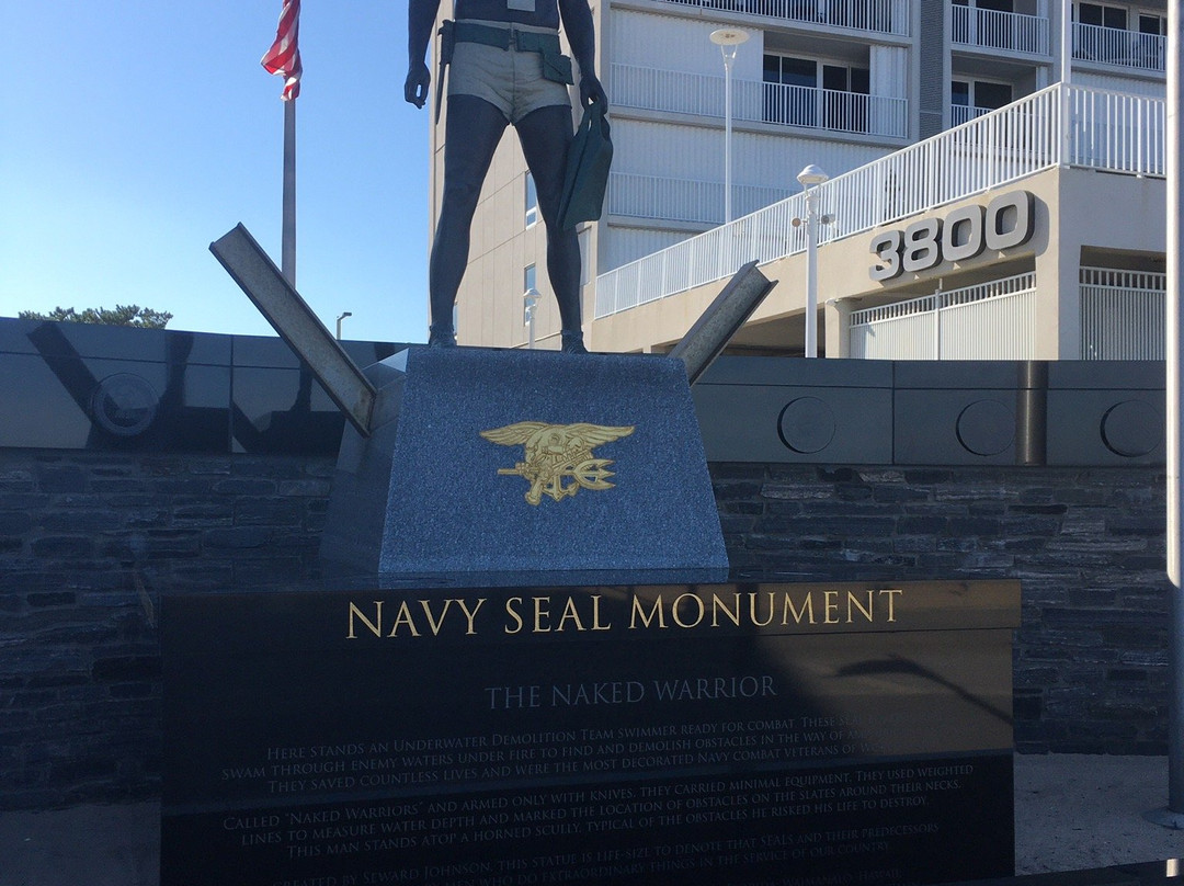 Navy Seal Monument-弗吉尼亚海滩必去景点