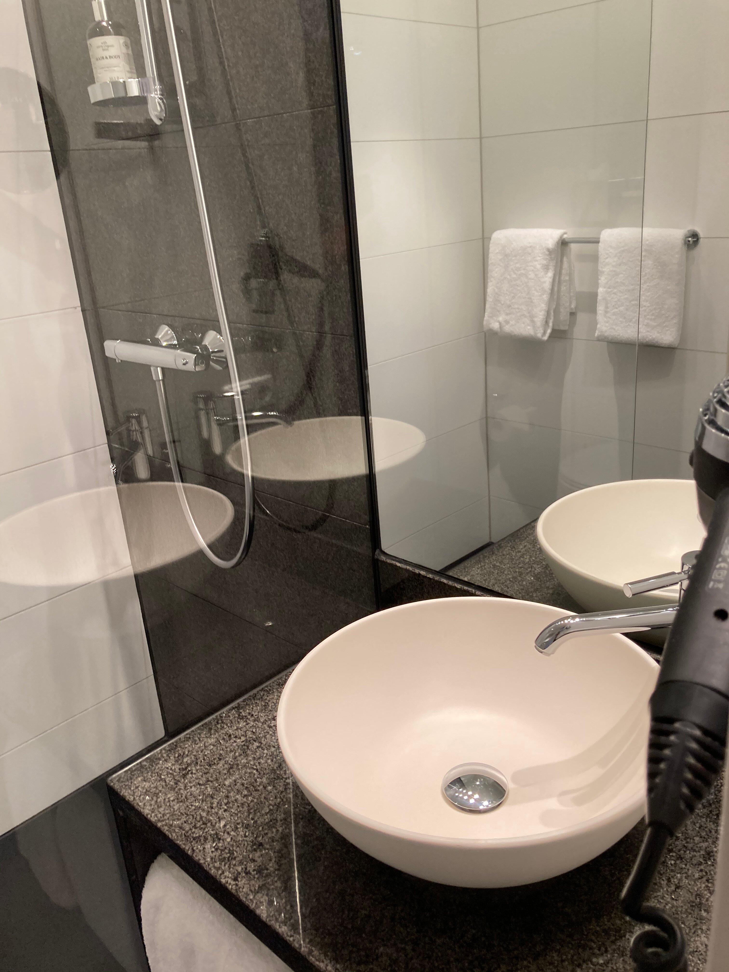 Hotel Motel One Rostock-浴室