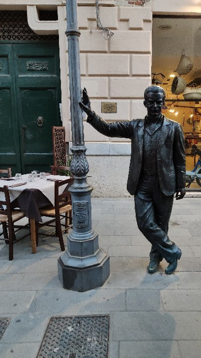 Statua del Commissario Montalbano-Porto Empedocle必去景点
