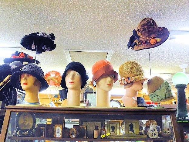 Sutton and Son's Antiques景点图片