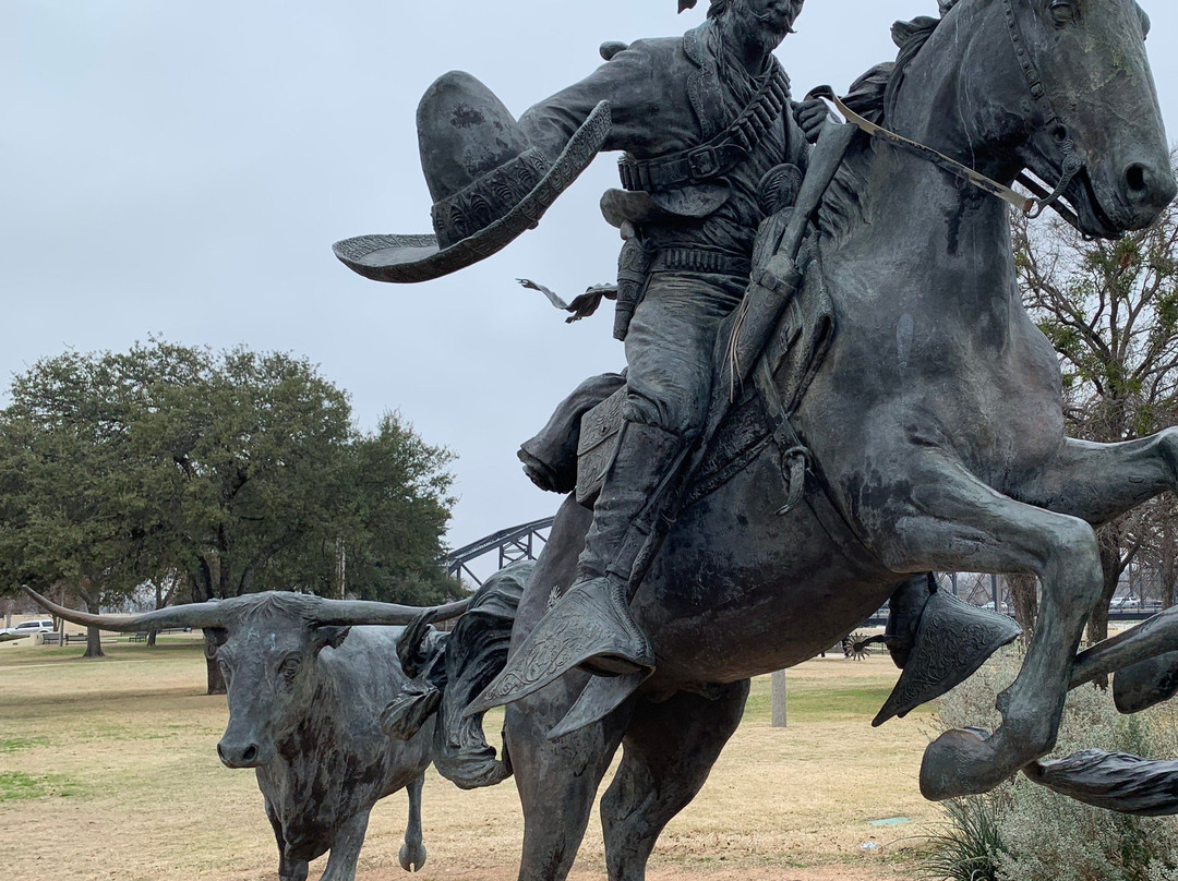 Branding the Brazos Sculpture-韦科必去景点