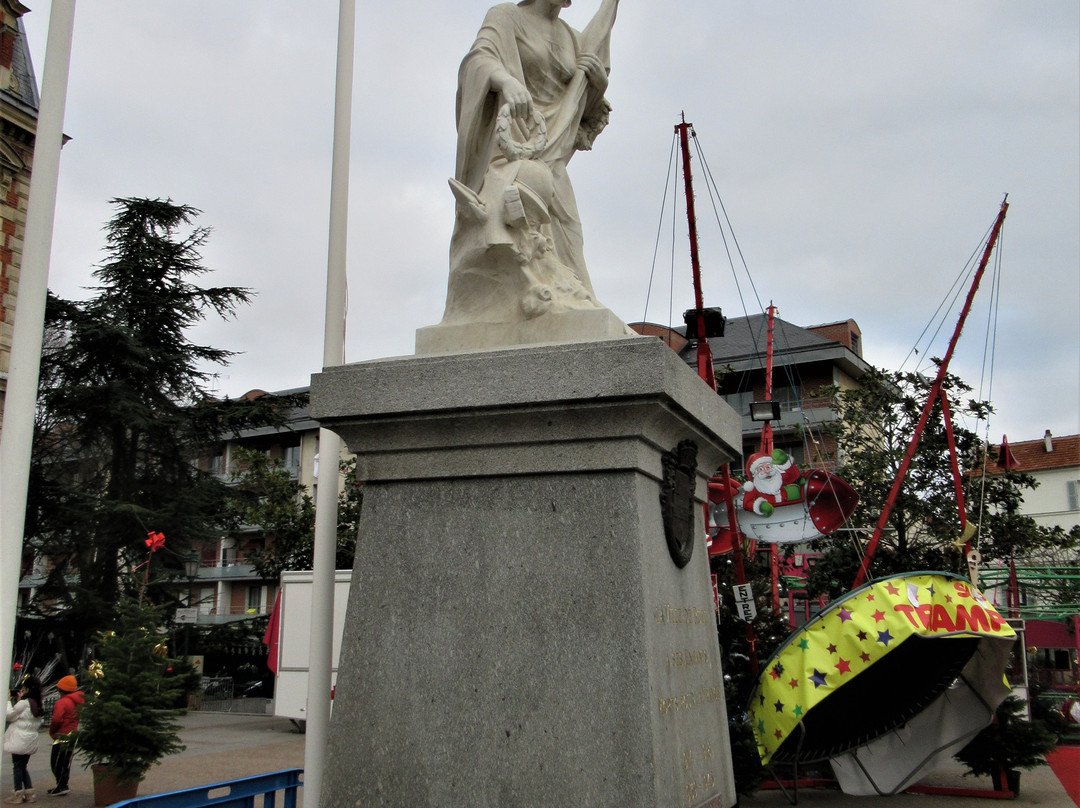 Monument communal景点图片